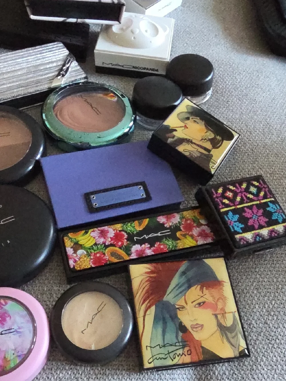 MAC Cosmetics Vintage Compacts And Colors - Picture 4 of 9